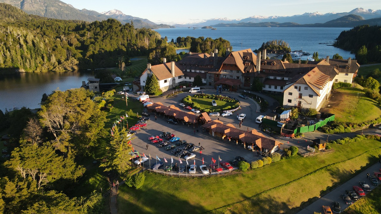 Las 1000 Millas Sport: 1000 Millas Sport - Primer día de carrera - Largada desde el Llao Llao hacia Villa La Angostura.jpeg